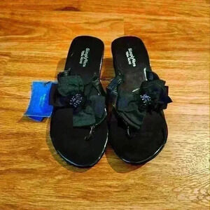 Simply Vera Vera Wang Black sandals with a bow. Slight wedge.  Size small 5-6